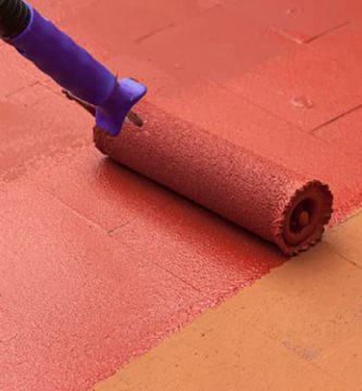 Aplicando silicona líquida en una terraza